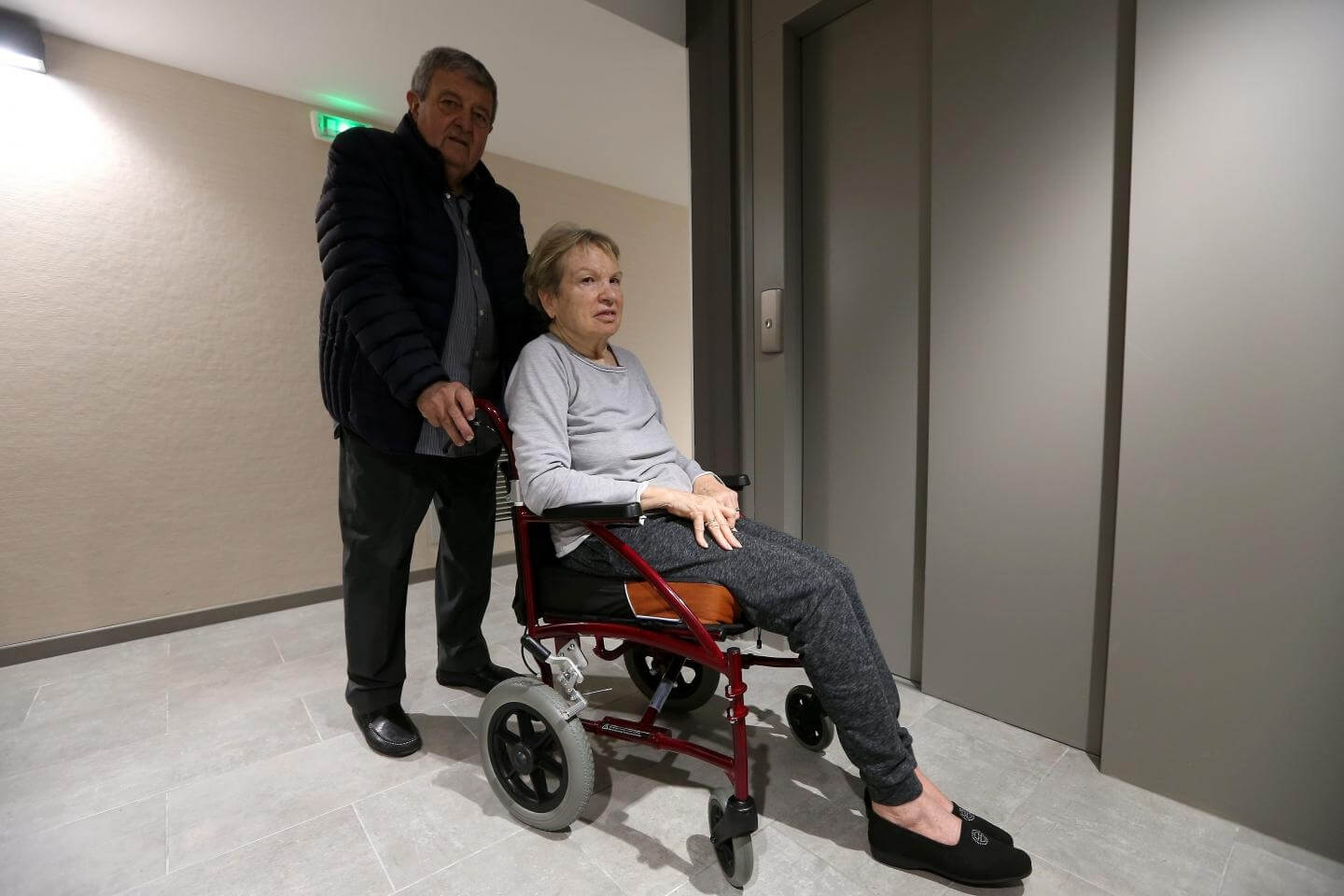 Atteinte de la maladie de Parkinson, elle a été bloquée chez elle plus de 3 semaines à cause d’une panne d’ascenseur